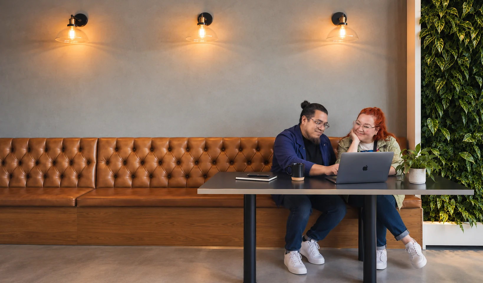 El equipo de ICONOS compartiendo ideas frente a una laptop
